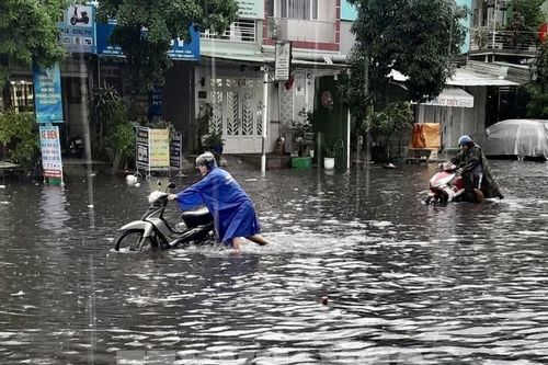 Nhiều tuyến đường tại TP. HCM ngập sâu sau cơn mưa chiều