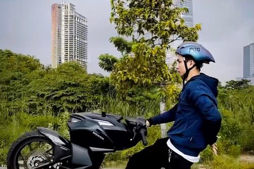 Xác minh nhóm thanh niên 'làm xiếc' trên xe máy