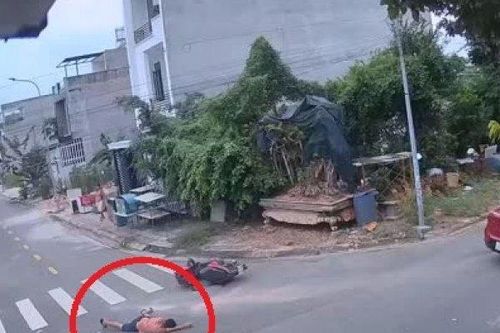 Clip: Nhanh vài giây, xe máy phi đầu vào ô tô, tài xế ngã gục
