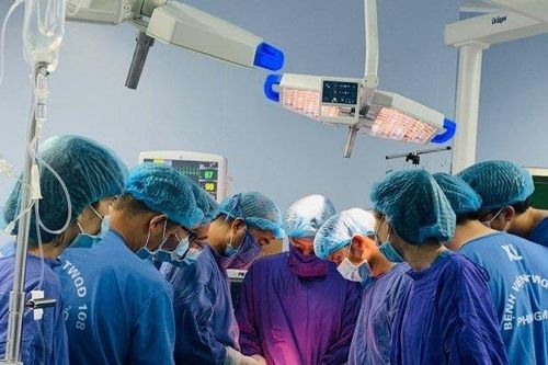 Người phụ nữ hoại tử mi mắt vì tiêm oxy già để trị thâm mắt