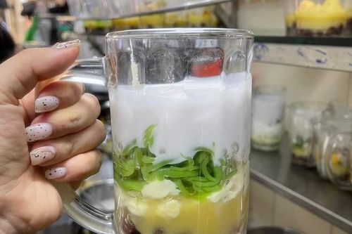 Quán chè 'đắt nhất Hà Nội': Một cốc chè giá bằng hai bát phở vẫn 'bay' 700 cốc/ngày