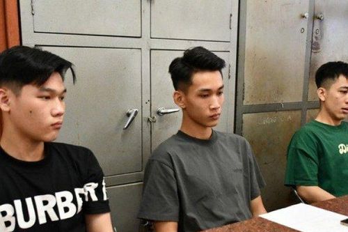 Tin tức 24h qua: 'Biểu diễn' chạy mô tô bằng 1 bánh trên quốc lộ, 3 thanh niên bị tạm giữ