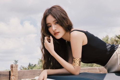 Hot girl Trâm Ngô khoe dáng cực xinh bên Yamaha Grande