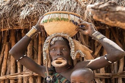 Bộ tộc Mursi với tục lệ đeo đĩa vào môi