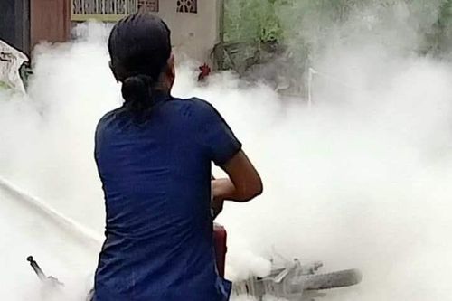 Cô giáo mầm non nhanh trí dập tắt đám cháy xe máy