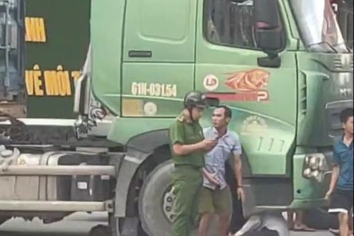 Hai học sinh lớp 7 thương vong dưới bánh xe container