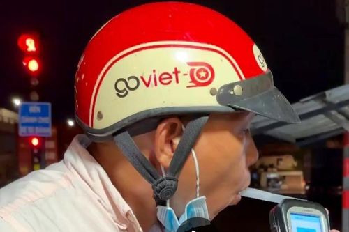 Người đàn ông ném đá CSGT đã ra đầu thú