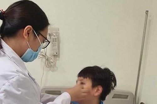 Bé trai ở Hà Nội bị vỡ mũi vì xem bạn chơi 'đồ long đao'