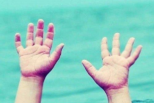 Vướng tóc vào cống bể bơi, bé gái 9 tuổi nguy kịch
