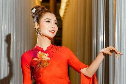 NTK Đỗ Trịnh Hoài Nam đưa hoa sen, Vịnh Hạ Long vào BST ''Non nước''