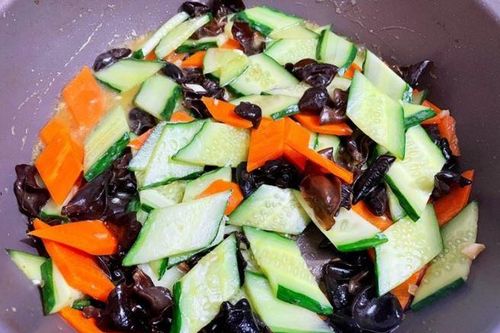 Quả này hay để ăn sống nhưng không ngờ đem xào lại ngon, nấu cùng thứ rau đen xì giàu protein chẳng kém gì thịt cực bổ