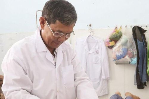 Tấm lòng thầy thuốc quê Ba Chúc