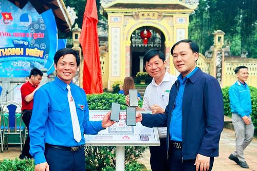 Áo xanh 'số hóa' sử vàng