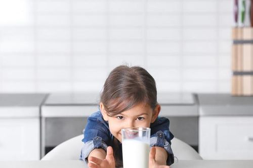 Trẻ mới biết đi nên uống bao nhiêu sữa mỗi ngày?