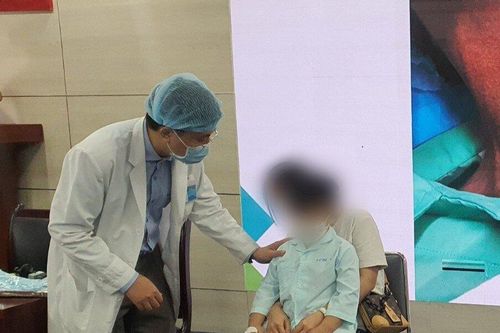 Bé trai 5 tuổi hoại tử niêm mạc do pin điện tử rơi vào mũi