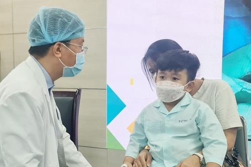 Pin điện tử kẹt trong mũi bé trai gây hoại tử niêm mạc