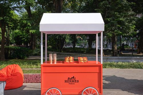 Công chúng Thủ đô thích thú trải nghiệm Kiosk Du lịch của Tạp chí Le Monde d'Hermès
