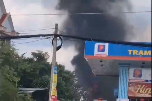 Cháy xe bồn đang đậu trong cây xăng