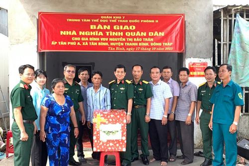 Bàn giao nhà Nghĩa tình Quân - Dân