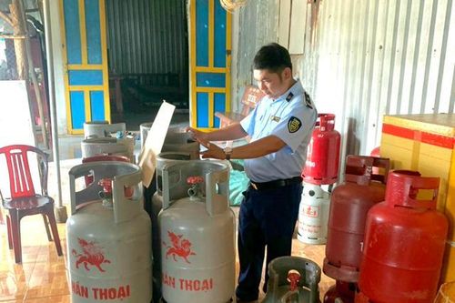 Không phải là cơ sở kinh doanh LPG, 2 cửa hàng vẫn công khai bán gas với nhiều thương hiệu