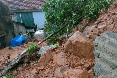 Mưa lớn, đất đá sạt lở tràn vào nhà dân