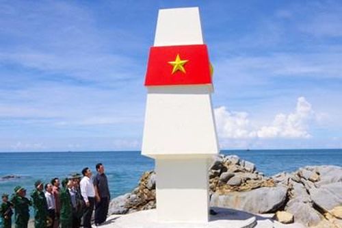 Đoàn công tác Tỉnh ủy, UBND tỉnh Cà Mau chào cờ chủ quyền tại Hòn Đá Lẻ