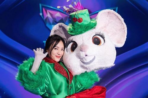 'Ca sĩ mặt nạ' chơi chiêu, Chuột Cherry lộ diện khiến 3 cố vấn 'xấu hổ'