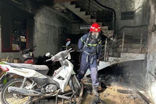 Hải Phòng: Cháy lớn thiêu rụi tầng 1 ngôi nhà, 3 người được giải cứu