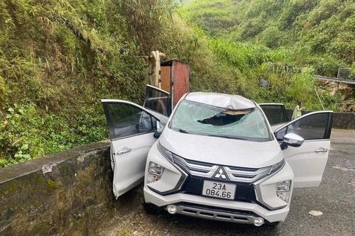 Hà Giang: Đá lăn từ trên núi xuống trúng xe ôtô khiến lái xe tử vong