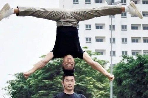 Quốc Cơ - Quốc Nghiệp 'vô cùng áy náy' vì clip lái xe chồng đầu gây tranh cãi