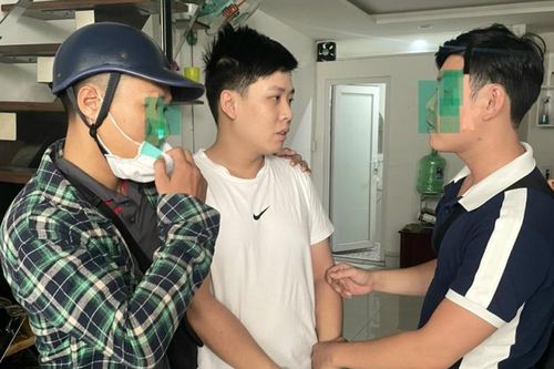Tội phạm truy nã bị bắt trong lúc đưa bạn gái về quê