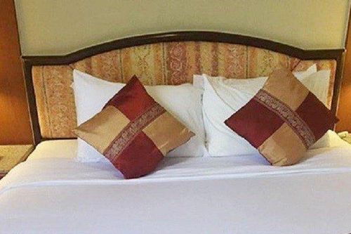 Tại sao khách sạn thường đặt 4 chiếc gối trên giường ngủ?