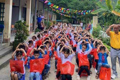 Trao tặng nhiều phần quà ý nghĩa cho học sinh vùng cao Sơn La