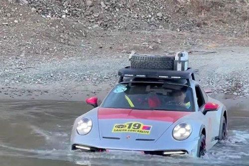 Cận cảnh màn lội suối 'như quảng cáo' của Porsche 911 Dakar