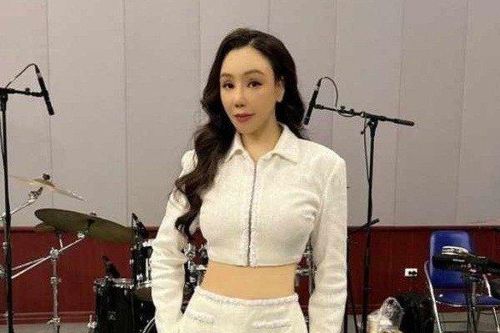 Hồ Quỳnh Hương 43 tuổi sở hữu body thon thả, eo 60cm đẹp hơn cả thời con gái