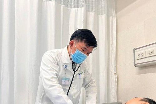 Bệnh nhân bị thủng phổi vì mắc xương gà được cấp cứu kịp thời