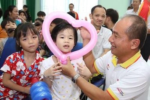 HDBank kết vòng tay lan tỏa hành trình 'Thành phố nghĩa tình - Kết nối yêu thương'