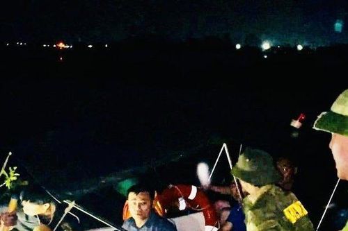 Cứu 9 công nhân thi công đường cao tốc Bắc - Nam bị mắc kẹt trong lũ
