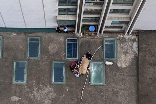 Hà Nội: Rơi từ tầng 34 của chung cư, nữ sinh lớp 7 tử vong