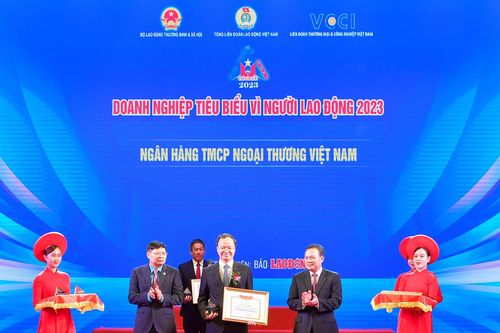 Vietcombank nhận Bằng khen 'Doanh nghiệp tiêu biểu vì người lao động'
