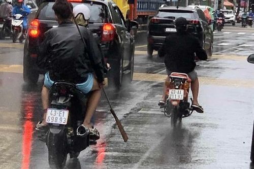 3 thanh thiếu niên mang hung khí 'nghênh ngang' trên phố tìm người đánh nhau
