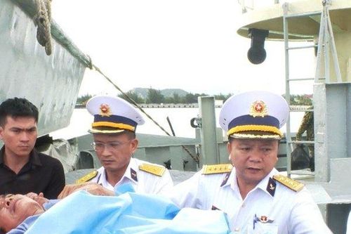 Đưa ngư dân Quảng Ngãi bị bệnh trên biển vào đất liền an toàn