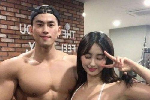 Chàng kém nàng 8 tuổi vẫn hạ gục được mỹ nhân, nhìn body của cặp đôi mà choáng váng