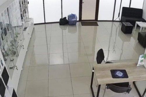 Ngày đầu tiên đi làm, người đàn ông ăn trộm 53 chiếc iPhone