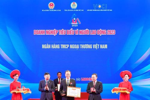 Vietcombank lần thứ tư liên tiếp được Bằng khen 'Doanh nghiệp tiêu biểu vì người lao động'