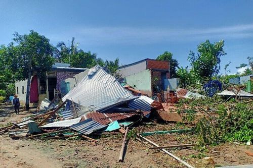 Mưa giông gây thiệt hại 100 căn nhà trên địa bàn huyện Phú Tân