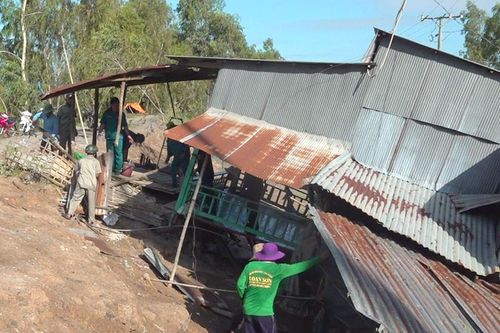 Mưa giông làm sập và gây tốc mái nhiều căn nhà