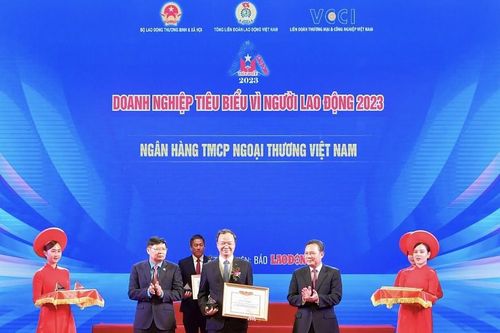Vietcombank lần thứ tư liên tiếp nhận bằng khen 'Doanh nghiệp tiêu biểu vì người lao động'