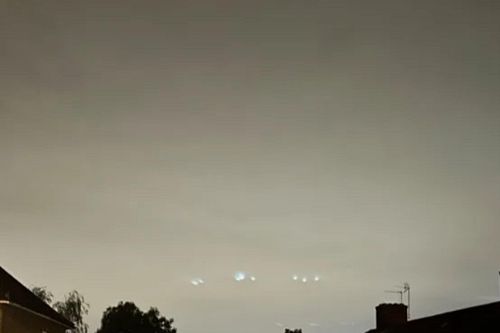 'Binh đoàn' UFO trình diễn trên bầu trời thủ đô Vương quốc Anh