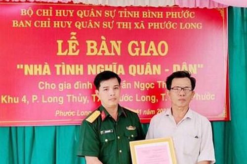 Bàn giao nhà 'Tình nghĩa quân - dân' tặng gia đình quân nhân khó khăn